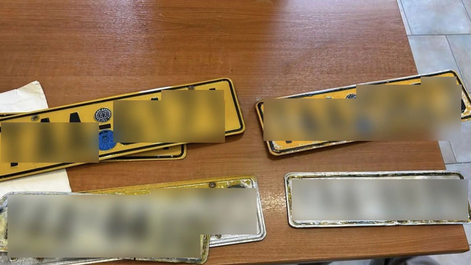 Χειροπέδες σε 4 οδηγούς ταξί στο Λαύριο - Δείτε το βίντεο της ΕΛ.ΑΣ.